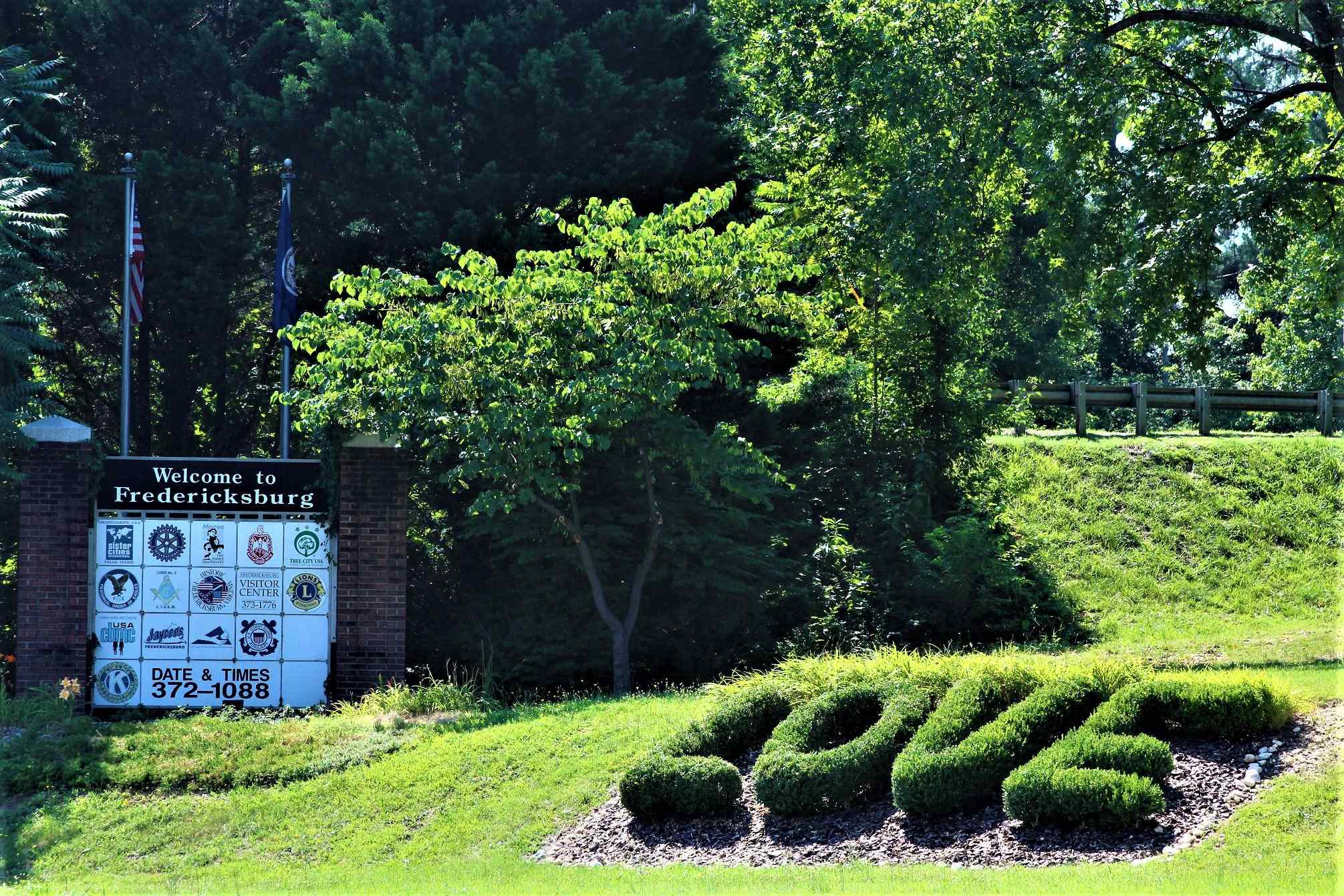 A sign that says 2 0 1 5 in the grass.